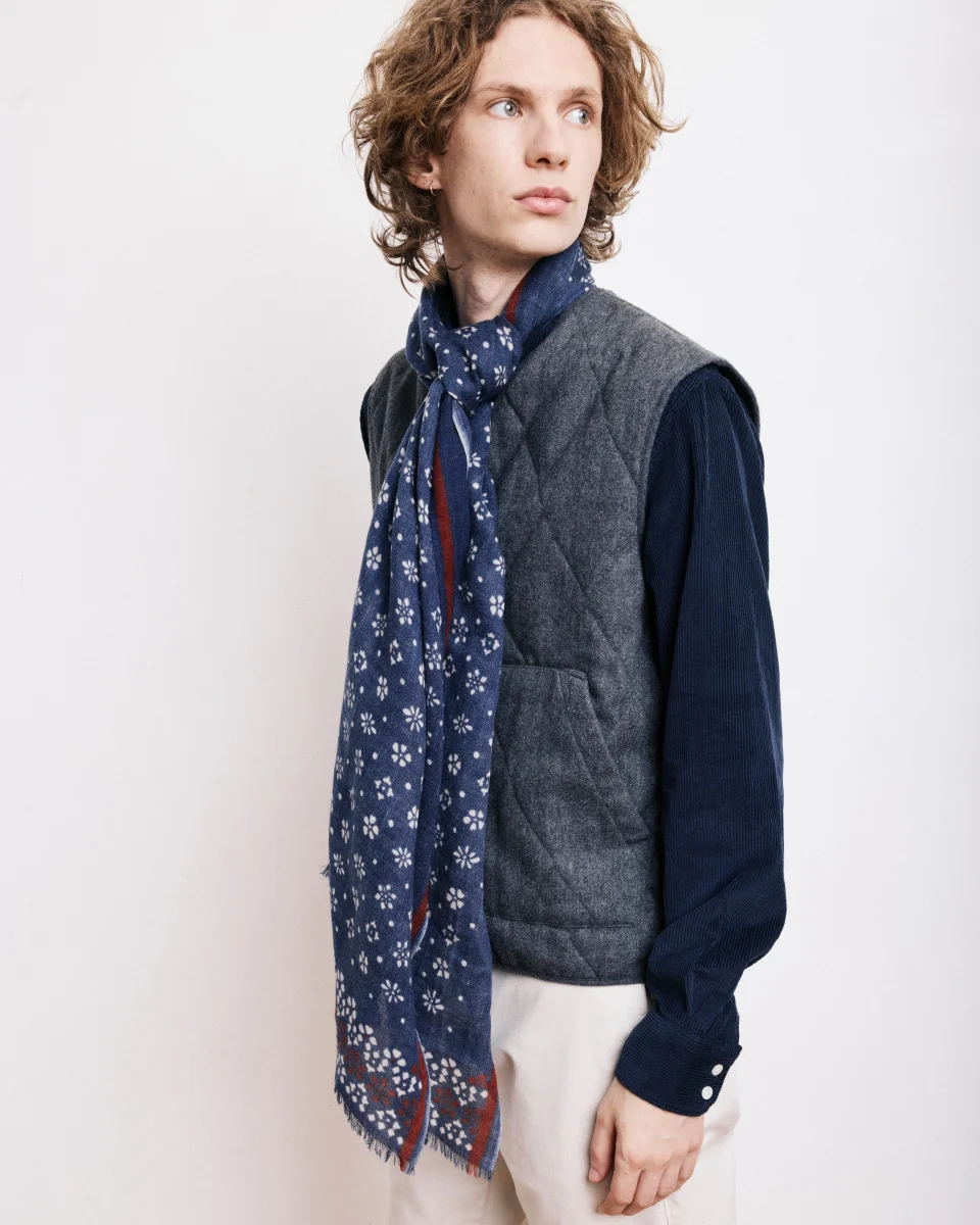 Echarpe Homme en Laine Imprimée Fleurs Indigo – Image 2