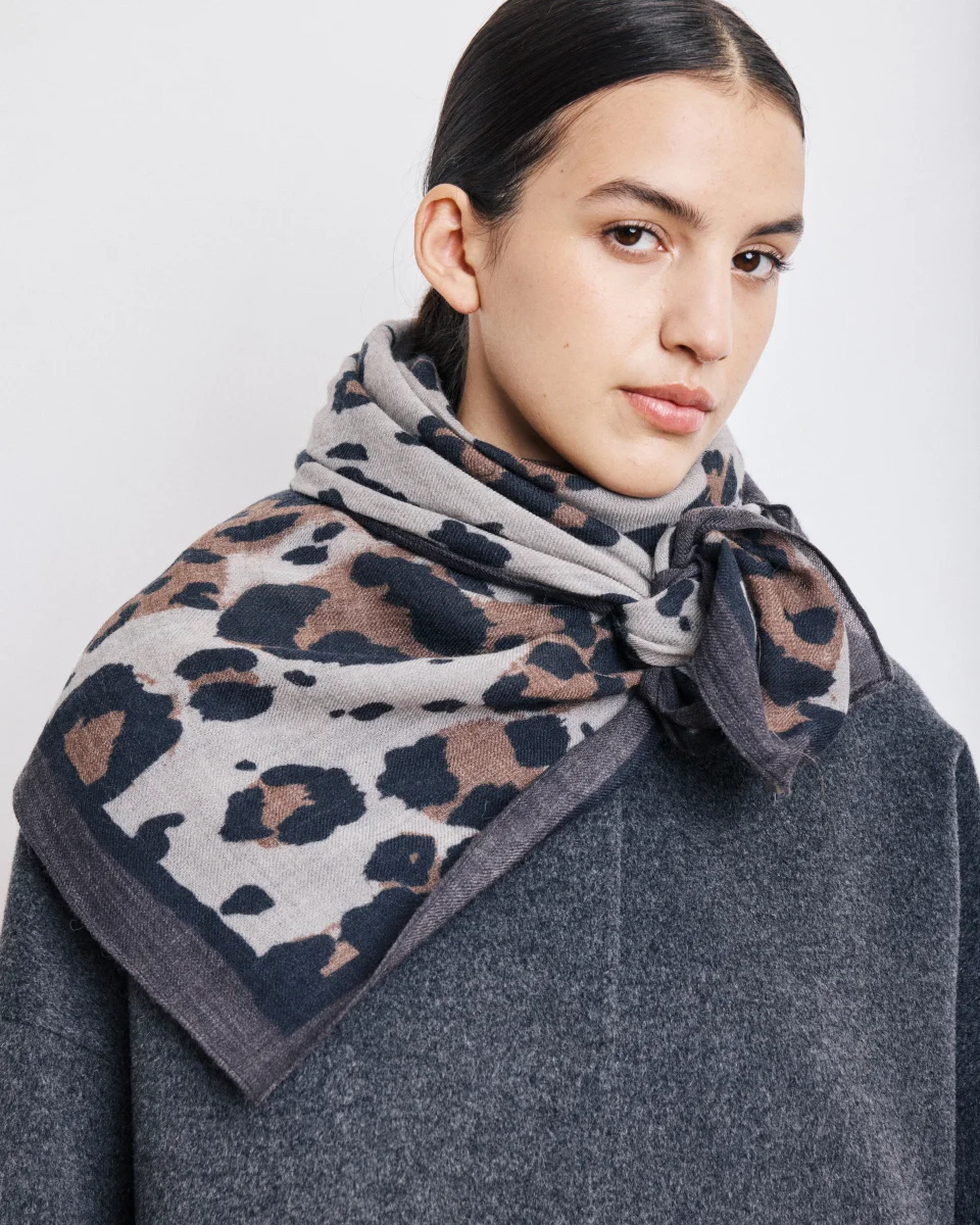 Echarpe Femme en Laine Imprimé Gris Léopard – Image 2