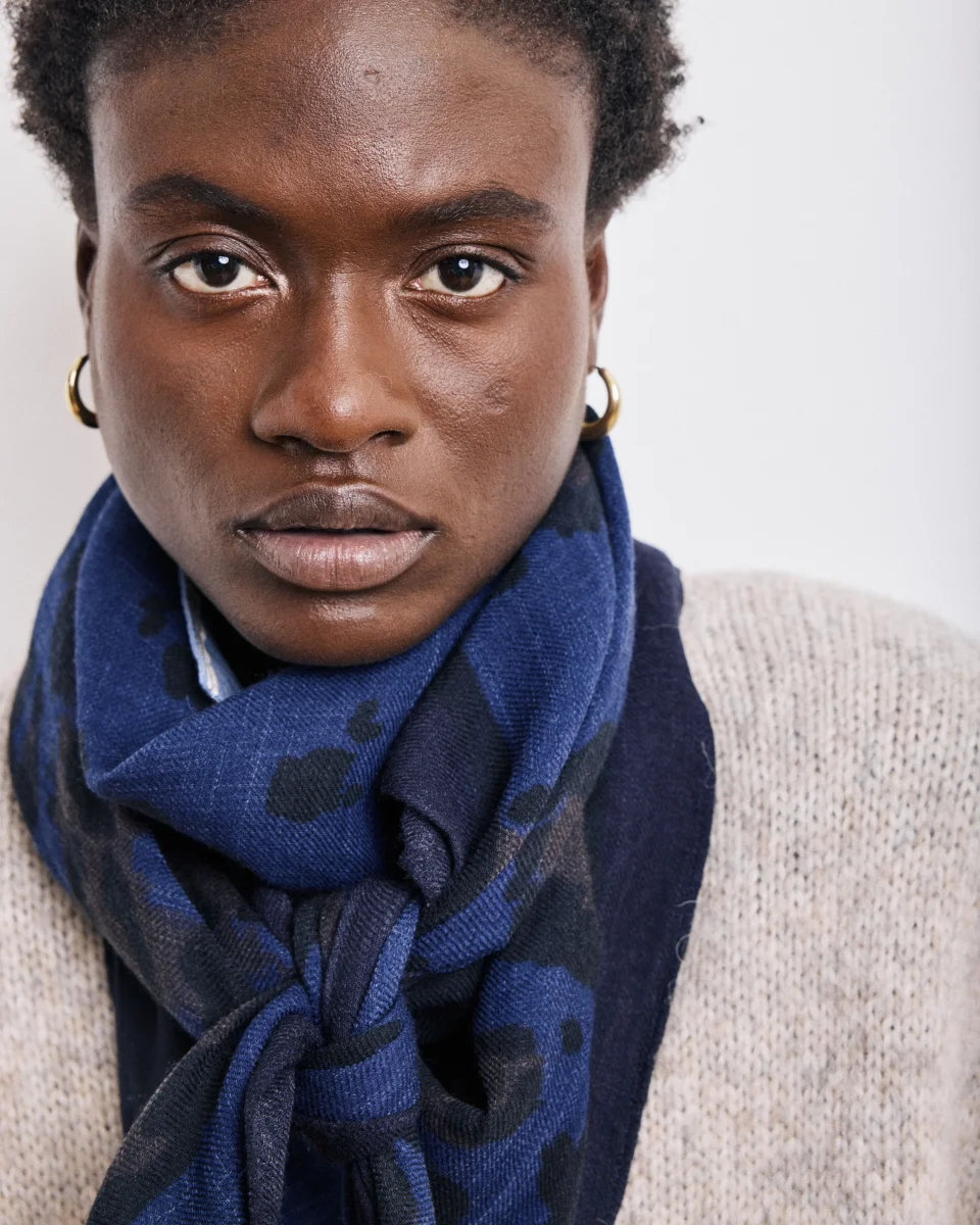 Echarpe Femme en Laine Imprimé Bleu Léopard – Image 4